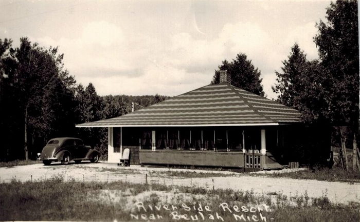 Betsie Riverside Resort - Vintage Postcard